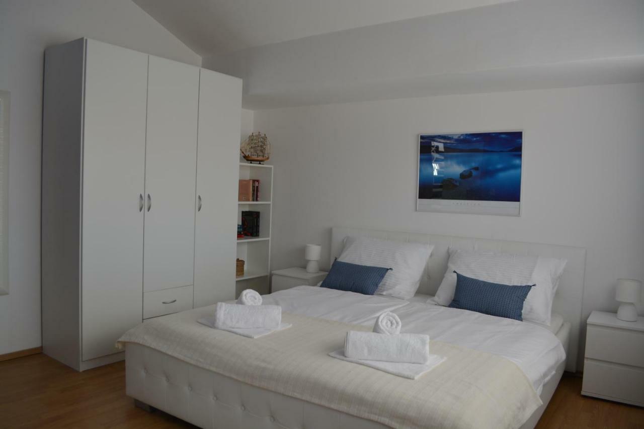 Villa Antea - Modern House With Pool Паг Екстериор снимка
